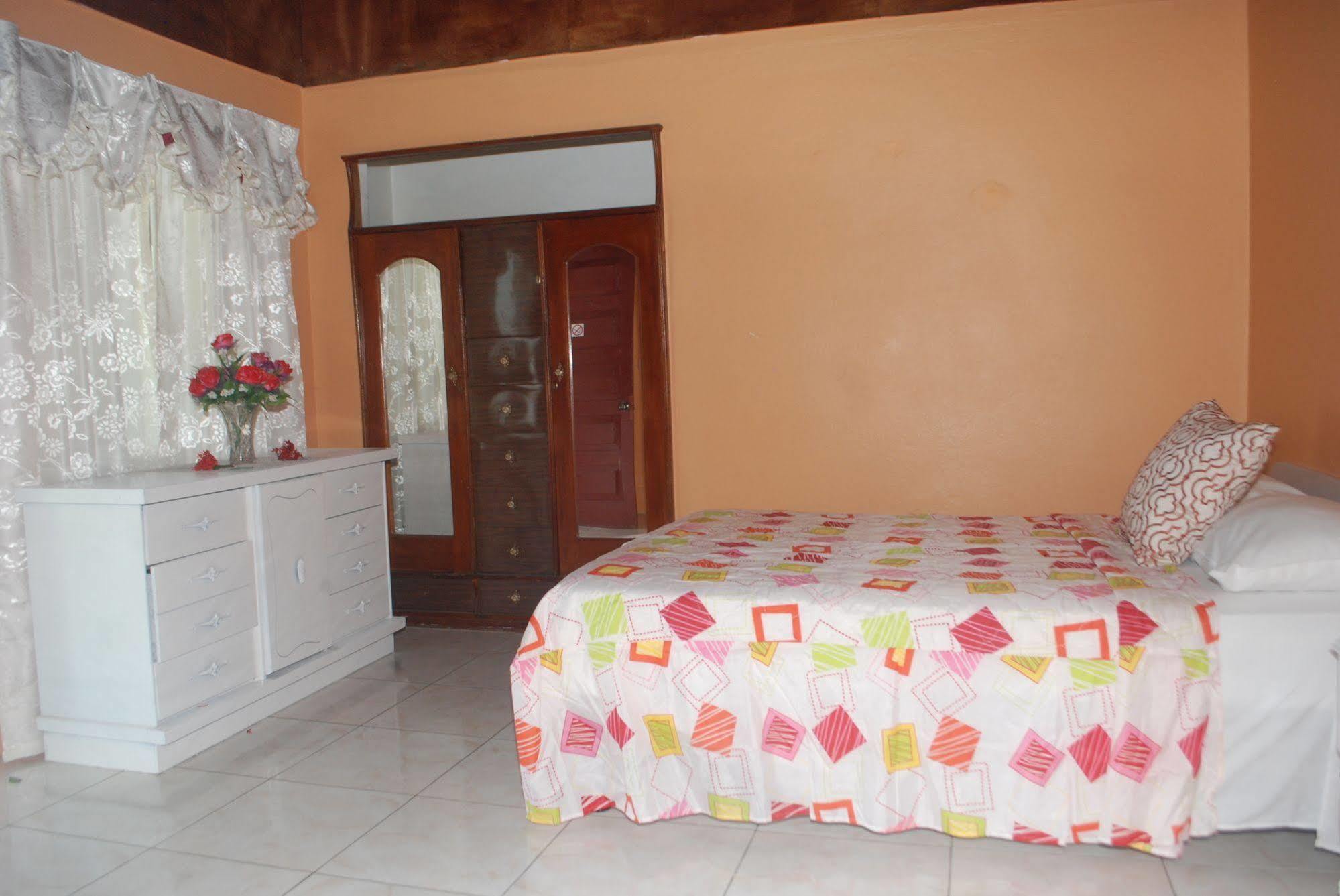 Enchanted Villas Inn Montego Bay Extérieur photo