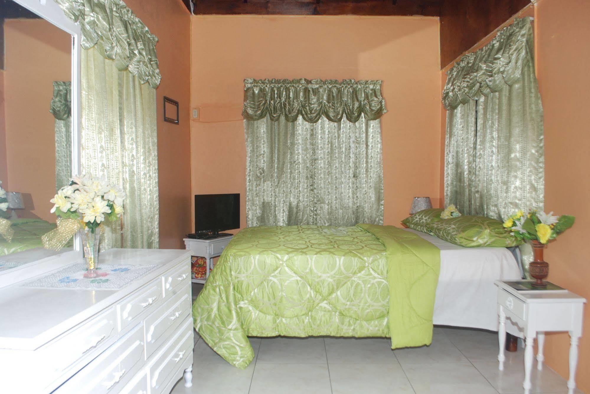 Enchanted Villas Inn Montego Bay Extérieur photo
